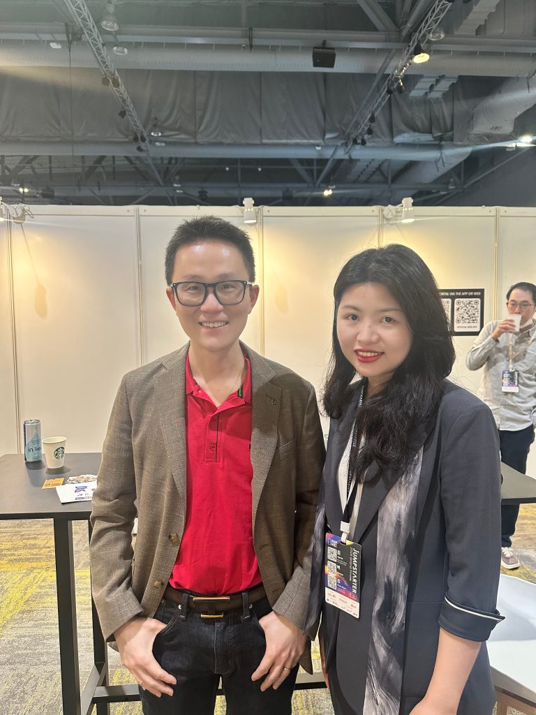 Allen Lau（左）与虹科CEO陈秋苑（右）