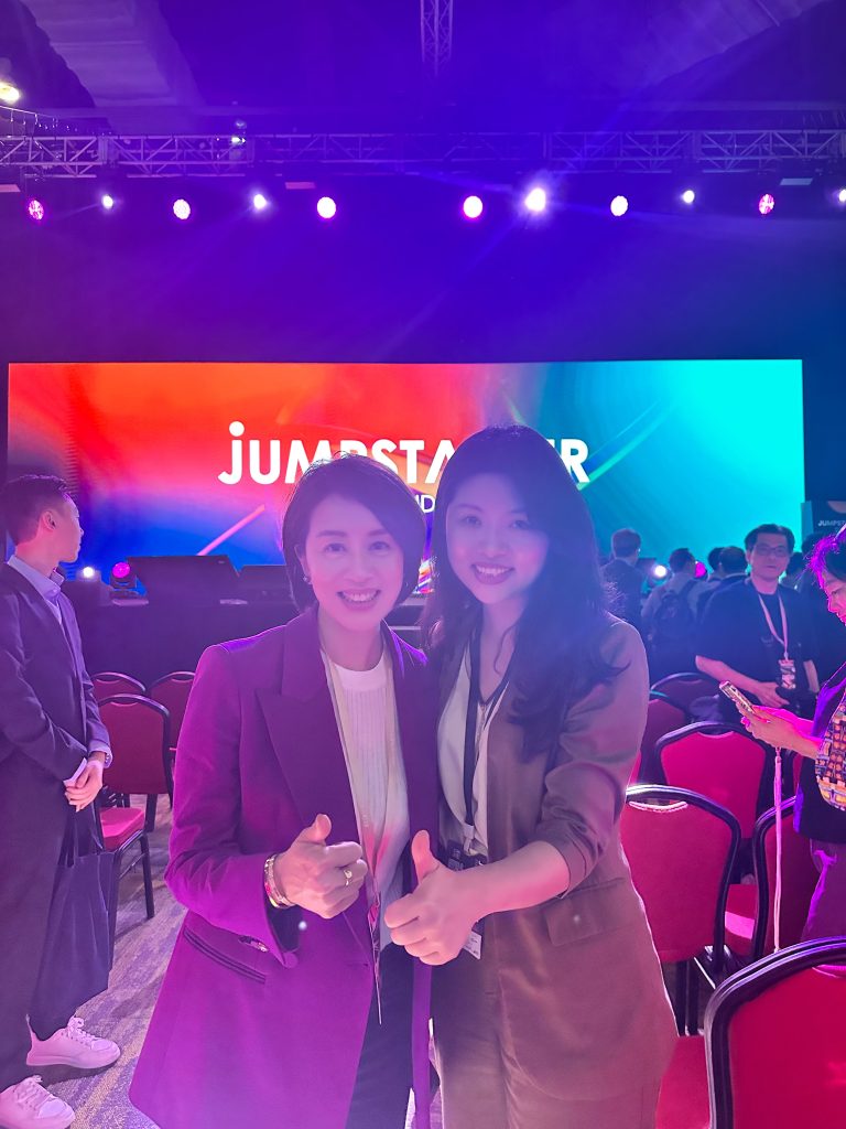 阿里巴巴香港创业者基金执行董事 周駱美琪（左）与虹科CEO 陈秋苑（右）