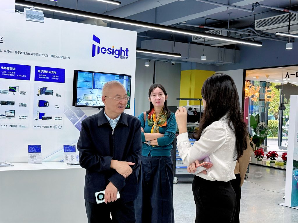李善民教授一行参观虹科展厅（3�? class=